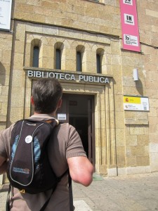 Bibliotecarios que visitan las bibliotecas de los lugares a los que viajan