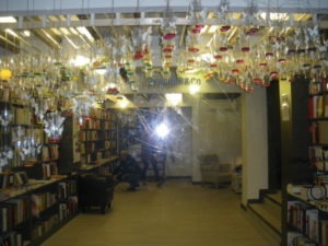 Decoración librería alumnos de arquitectura de la UA