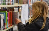 Niña usando una biblioteca escolar