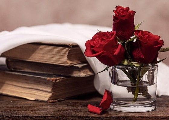 Libro y rosas encima
