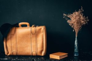 Maleta de viaje y libro