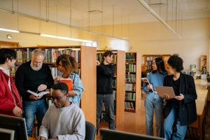 Personas usuarias en biblioteca