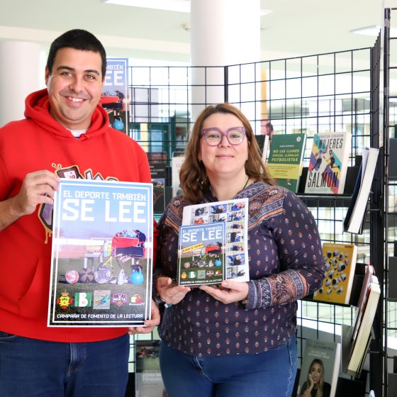 Leticia Moya y José Carlos Naranjo ‘Jocan’ en la biblioteca